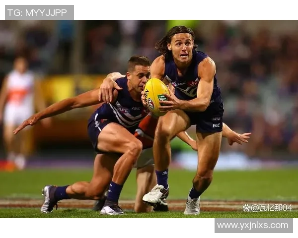 足球球星带球突破遭遇犯规摔倒瞬间 引发裁判与球迷热议