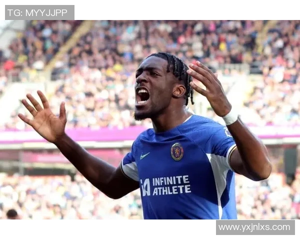 足球球星替补席焦虑表现 握紧双手咬指甲引发网友热议