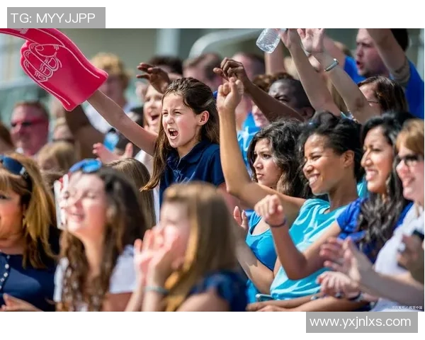 足球球星抵达现场优雅下车瞬间引发球迷热烈欢呼